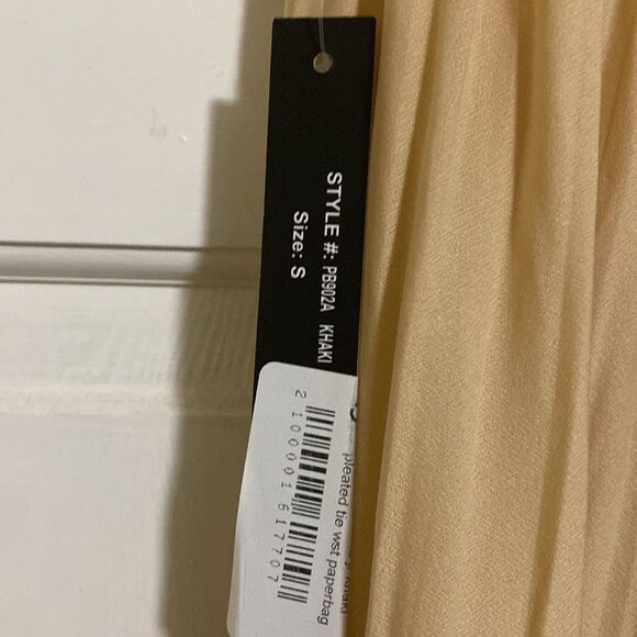 New Cream pleated pants - Picture 3 of 4